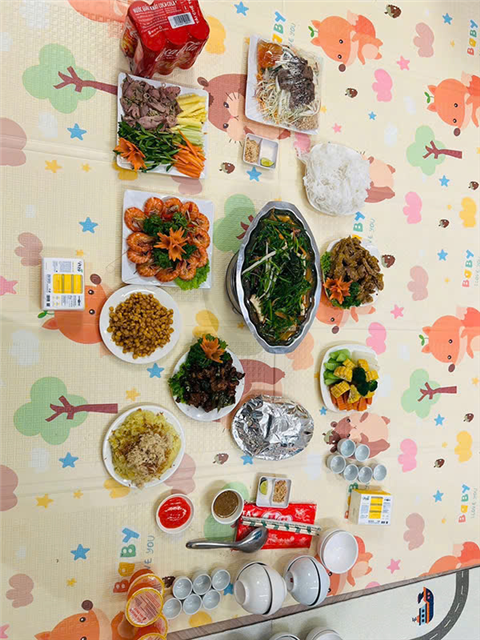 Ảnh đặt cỗ gà đông tảo ở cầu giấy