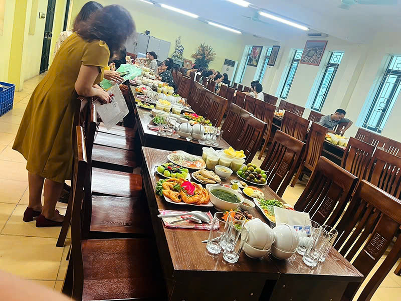Đặt cỗ công ty ở Yên Hòa