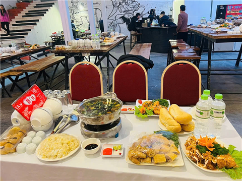 Ảnh Đặt cỗ gà đông tảo ở Trung Hòa