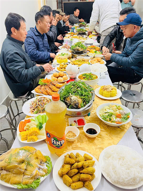 Ảnh Đặt cỗ gà đông tảo ở Dịch Vọng Hậu